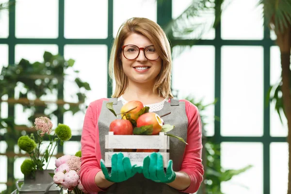 Meisje met vak van appels — Stockfoto