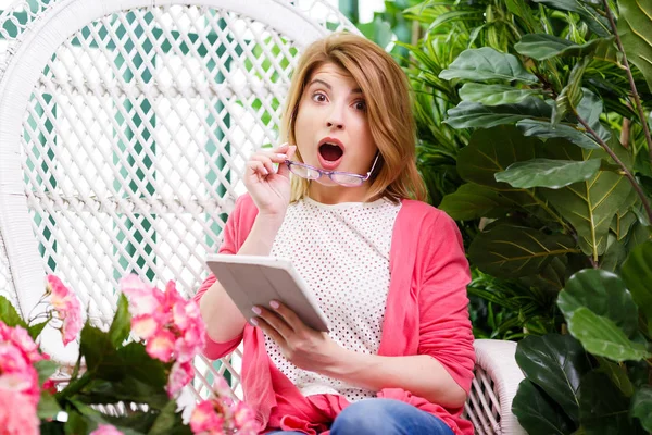 Mooie verrast vrouw met tablet — Stockfoto