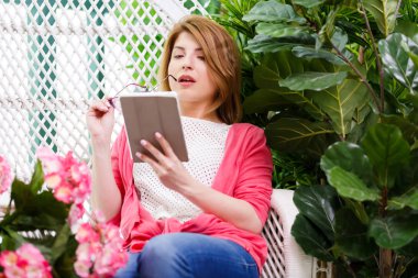 Çiçekler arasında tablet ile model