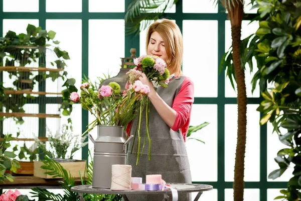 Mulher fazendo composição de flores — Fotografia de Stock