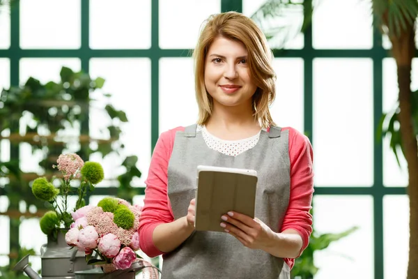 Sonriente hermoso modelo con tableta — Foto de Stock