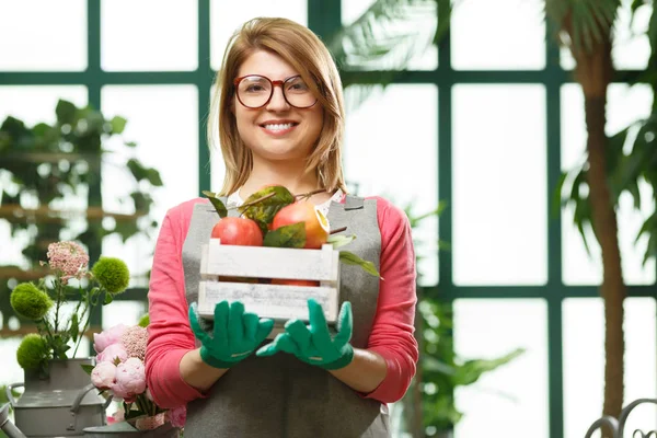 Mujer con caja de manzanas — Foto de Stock