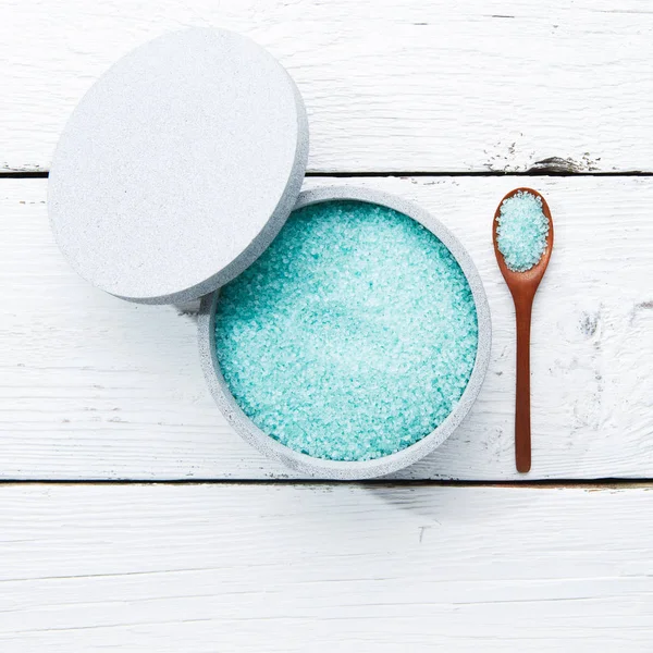 Beker met blauwe zeezout — Stockfoto