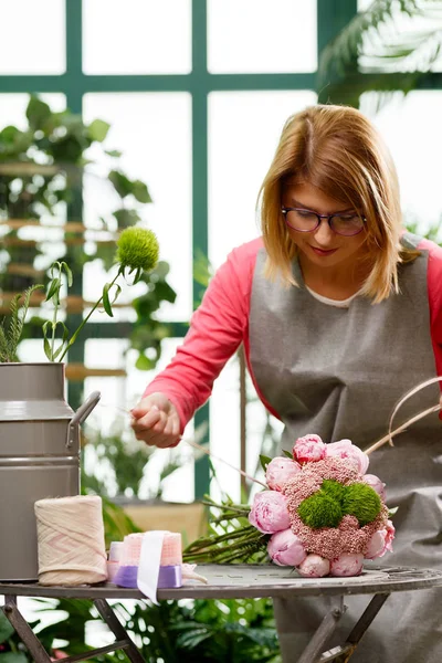 Woman florist. Focused on flowers — Stock Photo, Image