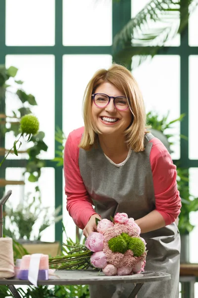 Floristería con gafas hace ramo — Foto de Stock