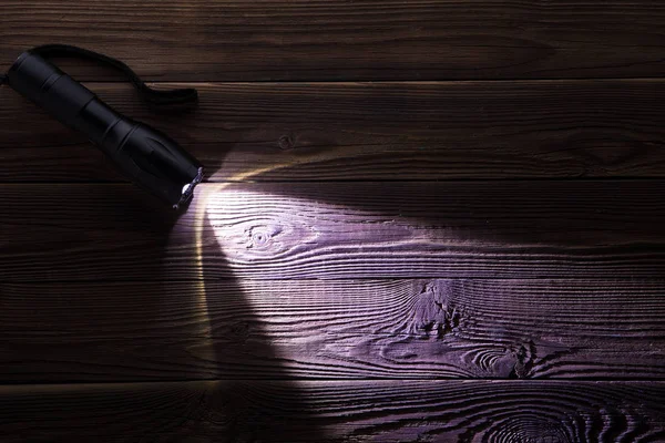 Trä textur med glödande ficklampa — Stockfoto
