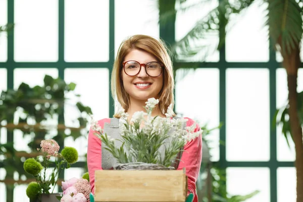 小女孩微笑着与花盒 — 图库照片