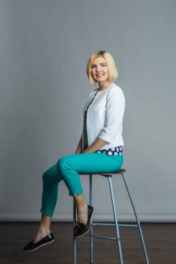 Bar sandalye oturan model