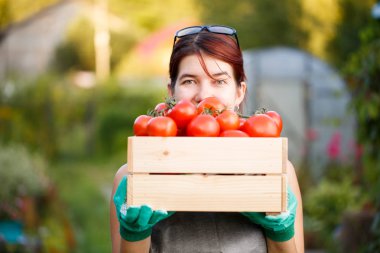 Domates kızla resmini