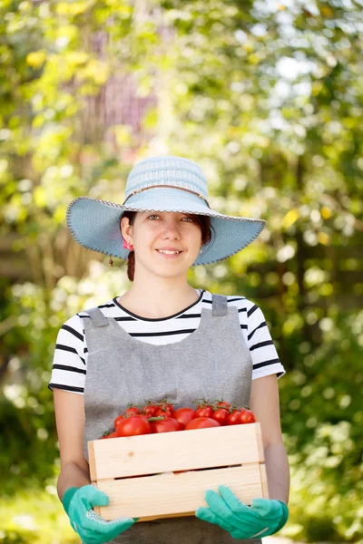 Foto de chica con tomate — Foto de Stock
