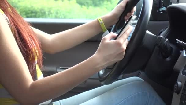 Frau schreibt SMS, während sie Auto fährt — Stockvideo
