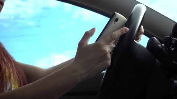 Mujer mensajes de texto mientras conduce un coche — Vídeo de stock