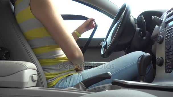 Fijación de la mano femenina cinturón de seguridad del coche — Vídeos de Stock