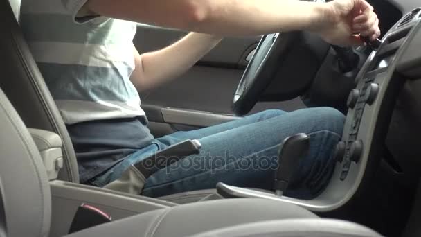 Joven usando el teléfono móvil mientras conduce un coche — Vídeos de Stock