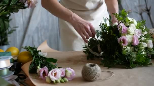 Woman florist makes a bouquet — Stock Video