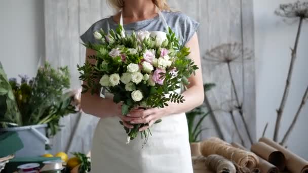 Woman florist makes a bouquet — Stock Video