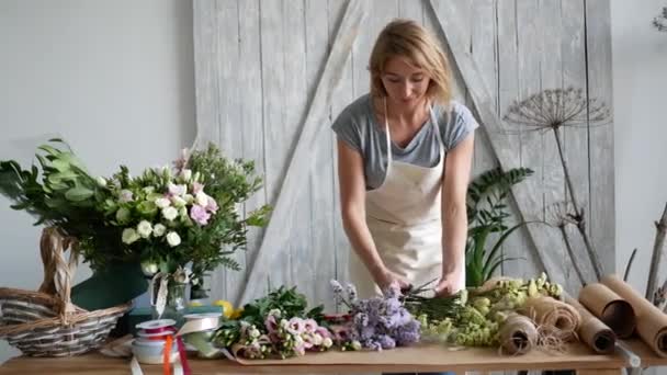 Kadın çiçekçi bir buket yapar — Stok video