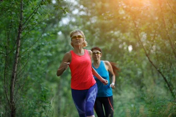 Dos mujeres deportivas en carrera — Foto de Stock