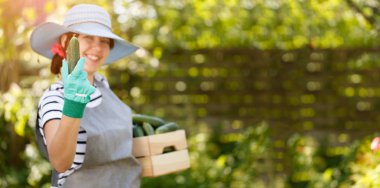 Kız salatalık elinde tutan