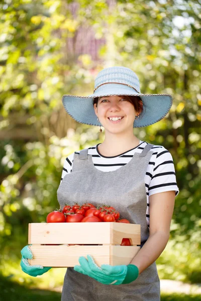 Foto van vrouw met tomaat — Stockfoto