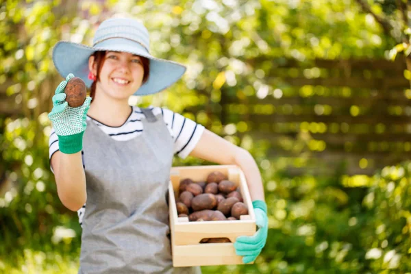 Genç kadın çiftçi şapkalı