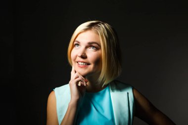 Kadın boş siyah arka plan üzerine