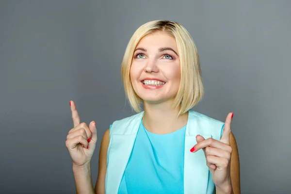 Glimlachende vrouw tonen duimen omhoog — Stockfoto