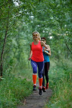 Kadın sporcular ormanda eğitim