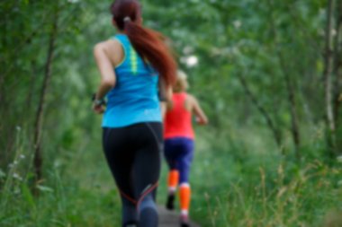 Ormanda çalışan iki sportswomen