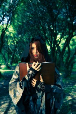 Cadı kitap ile pelerin içinde görüntü