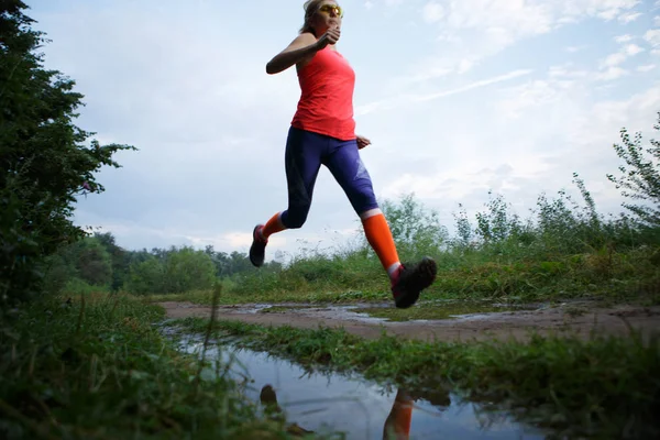 Immagine della donna nel parco — Foto Stock