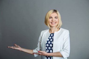 Genç sarışın elleriyle işaret