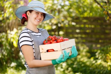 Domates ile şapkalı kız