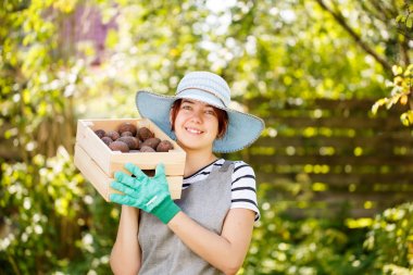 Patates kutusunda kadınla
