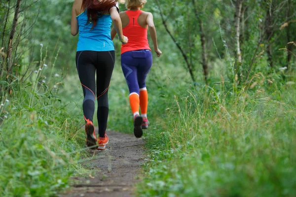 Dos mujeres atléticas en el bosque matutino —  Fotos de Stock