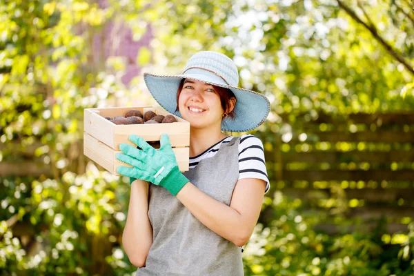 Genç esmer Ziraat Mühendisi şapka