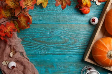 Cadılar Bayramı Balkabağı ile mavi masa