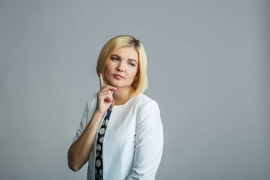 Boş arka plan üzerinde dalgın kız