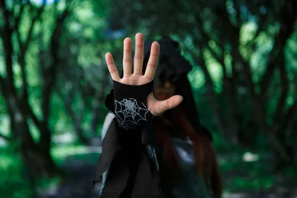 Sorcière en manteau dans la forêt — Photo