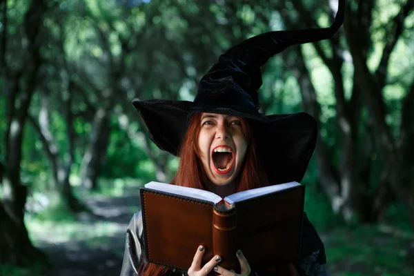 Retrato de una joven bruja gritando —  Fotos de Stock