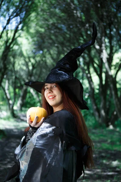 Retrato de bruja alegre en sombrero con calabaza —  Fotos de Stock