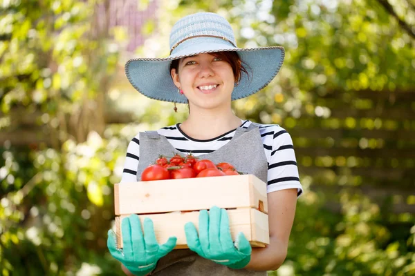 Agricultor en sombrero con tomate — Foto de Stock