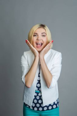 Boş arka plan üzerinde sürpriz kadın