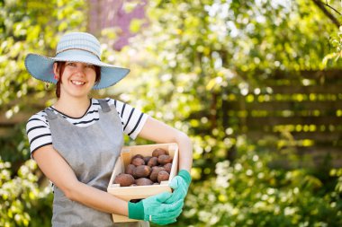 Genç esmer çiftçi şapkalı