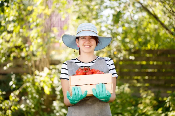 Meisje bedrijf doos met tomaten — Stockfoto