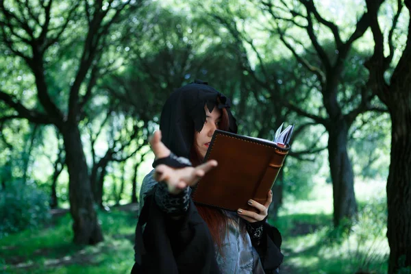 Büyü kitabı cadıyla resmini