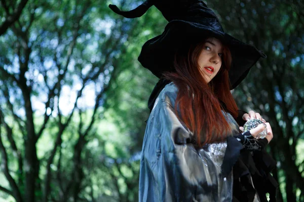 Retrato de bruxa jovem na floresta sombria — Fotografia de Stock