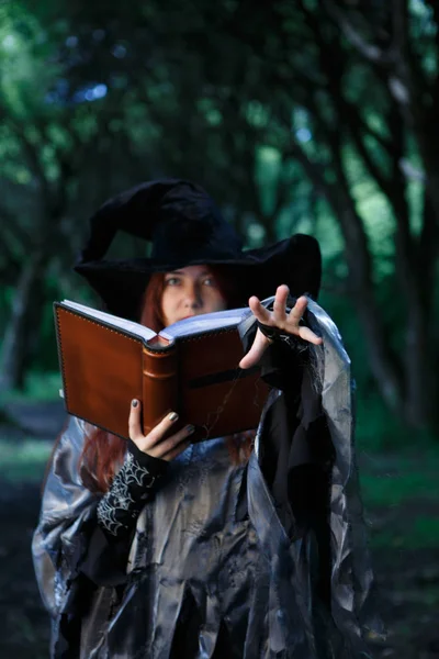 Foto der Hexe mit magischem Buch — Stockfoto