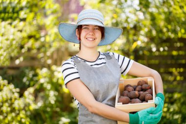 Genç kadın çiftçi şapkalı