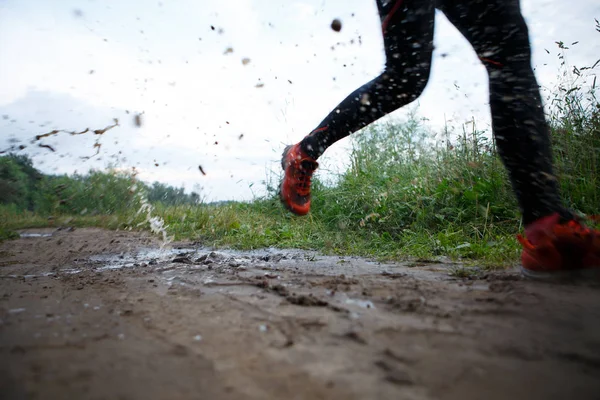 Uma rapariga a correr pela poça — Fotografia de Stock